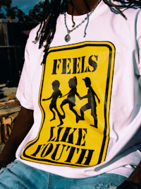 a man wearing a t - shirt that says feels mike youth